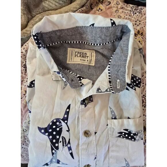 Free Planet Boys Shark Print Short Sleeve Button-Up Shirt Sz 8 White & Navy Blue - Picture 4 of 8